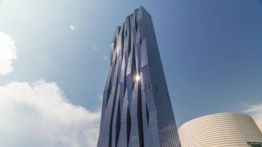 Donaustadt Tuna Şehri zaman atlaması, Avusturya 'nın Viyana kentinde gökdelenleri ve iş merkezleri bulunan modern bir semttir. Modern kuleler ve mimari, parlayan güneş ışığını yansıtıyordu.