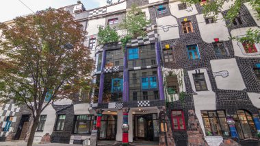 Viyana 'da Kunst Haus Wien (Hundertwasser) müzesinin dışında gündüz vakti yapılan hiperhızlandırma. Önünde yeşil ağaçlar.
