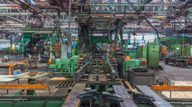 Konveyör montajı, traktörün gövdesini büyük endüstriyel fabrika zaman diliminde sahneleyecek. Çerçeve montajı kızgın perçinlerle