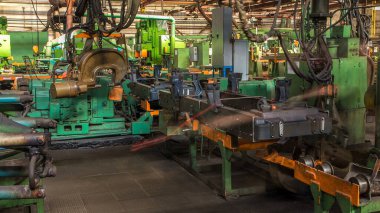Konveyör montajı, traktörün gövdesini büyük endüstriyel fabrika zaman diliminde sahneleyecek. Çerçeve montajı kızgın perçinlerle
