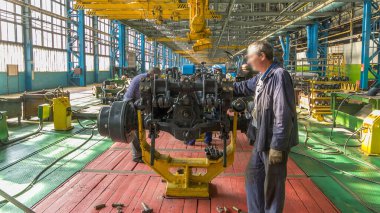 Konveyör montajı, traktörün gövdesini büyük endüstriyel fabrika zaman diliminde sahneleyecek. Çerçeve montajı, Chassis ve süspansiyon kurulumu ve diğer bölümler.