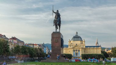 Hırvatistan Kralı Tomislav 'ın anıtı, Hırvatistan' ın başkenti Zagreb 'deki renkli parktaki yüksek hız ve sanat pavyonu. Gün batımından önce mavi bulutlu gökyüzü. Görüntüyü kapat