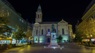 Hırvat şair Petar Preradoviç 'in Preradoviç Meydanı' ndaki anıtı (Çiçek Meydanı) gece hızlandırılmış zamanlaması hiperhız ve Sırp ortodoks kilisesi ve arka plandaki çağdaş bina, Zagreb ve Hırvatistan