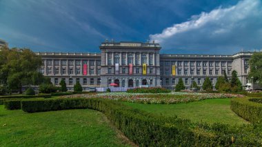 Hırvatistan 'ın Zagreb kentindeki Mimara müzesi ve kamu parkı. Mavi bulutlu gökyüzü ve parkta çiçekli yeşil çimen