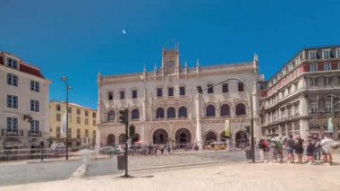 Lizbon 'daki Rossio İstasyonu zaman aşımına uğradı. Zebra geçişi ve sokak trafiği ile ön manzara. Don Pedro IV Meydanı 'ndaki 19. yüzyıl demiryolu binası. Portekiz.