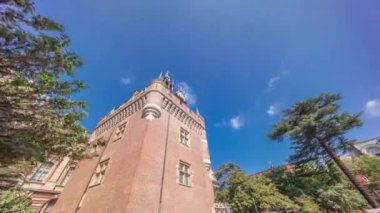 Rönesans zindan saat kulesi ve Capitole zaman atlamasının klasik tuğla cephesi Fransa 'nın Toulouse belediyesi mavi bulutlu gökyüzünün altında Charles de Gaulle Meydanı' nda ağaçlarla çevrili.