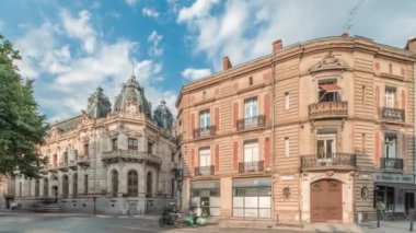 Panorama, Fransa 'nın Toulouse kentindeki Rue du Languedoc ve Theodore Ozenne kavşağında tarihi tuğla cephelerini gösteriyor. Canlı şehir merkezindeki Carmes metro istasyonu yakınlarındaki dükkanlar, kafeler, yol trafiği