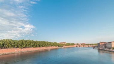 Panorama, Fransa 'nın Toulouse şehrinde Garonne Nehri ve Pont Neuf zaman çizelgesini Tıp Tarihi Müzesi ve dönme dolap ile gösteriyor. Saint Pierre Köprüsü 'nden hava görüntüsü