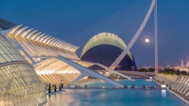 Valencias Sanat ve Bilim Şehri 'nin, fütüristik mimari üzerine dolunay ile serin sulara yansıyan muhteşem bir zaman geçiş dönemi. Büyüleyici bir İspanyol kültürel simgesi