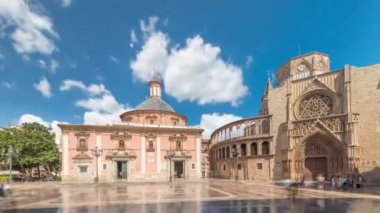 Valencias Plaza de la Virgen 'in panoramik zaman atlaması, Katedral, Basilica de la Virgen de los Desamparados ve Turia Fountain' in mavi gökyüzü altında sergilenmesi