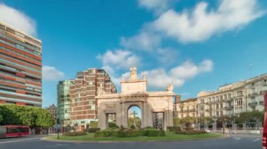 İspanya, Valencia 'da La Porta de la Mar zaman atlaması. Bir zamanlar ortaçağ duvarlarının bir parçası olan bu neoklasik kapı kalabalık bir kavşağın üzerinde duruyor. Gün batımında parlak bir gökyüzünün altında değerli bir şehir simgesi.