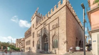 Lonja de la Seda İpek Borsası, Valencias Pazar Meydanı 'nda, şehrin Altın Çağı' nı sembolize ediyor. Spains 'te bulutlu bir gökyüzü altındaki görkemli Gotik mimari