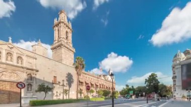 Valencia, İspanya 'daki Santo Domingo Manastırı' nda Tetuan zaman atlaması. Eski Askeri Komuta Merkezi 'ne ev sahipliği yapan tarihi bina. Bulutlu gökyüzü ve sokak trafiği.