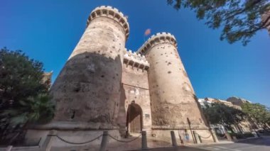 Valencia, İspanya 'da Quart zaman atlaması kuleleri. Tarihi ortaçağ geçidi, antik şehir duvarlarının bir parçası. Zengin bir kültürel mirası olan popüler bir yer. Mavi gökyüzü ve sokak trafiği.