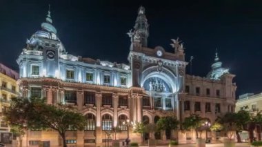 Valensiya 'daki tarihi posta ofisi Palau de les Comunicacions Belediye Binası Plaza del Ayuntamiento' da gece vakti aşırı hız. İspanya şehir merkezinde sokak ve cephe trafiği.