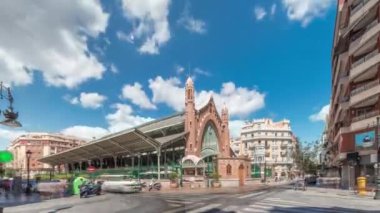 Valencia, İspanya 'da Mercado de Colon zaman atlaması, göz kamaştırıcı Art Nouveau mimarisi. Güzelce restore edilmiş bir pazar binasında dükkanları ve kafeleri olan popüler turistik yerler..