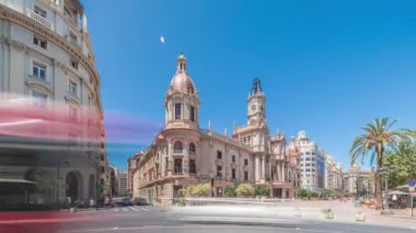Panorama, Valencia Belediyesi Ajuntament de Valencia 'nın Plaza de Ayuntamiento' daki zamanını gösteriyor. Mavi gökyüzünün altında saat kulesi olan tarihi bir bina. İspanya 'nın ana meydanında gezinen insanlar