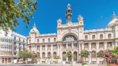 Panorama, Valensiya 'daki tarihi Postane Palau de les Comunicacions' ı gösteriyor. Şehir Meydanı Plaza del Ayuntamiento 'da. Süslü cephe, trafik ve İspanya şehir merkezinde mavi bir gökyüzü..