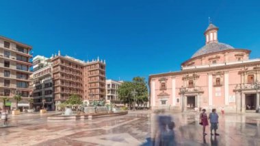 Valencias Plaza de la Virgen 'in zaman çizelgesini gösteren panorama, Katedral, Basilica de la Virgen de los Desamparados ve Turia Fountain' in mavi gökyüzü altında sergileniyor.