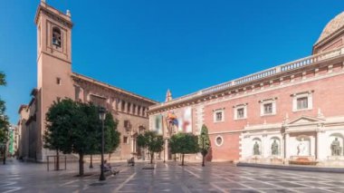 Panorama, tarihi Museo del Patriarca müzesi, heykeller ve Patrik Kilisesi 'nin yer aldığı, Valencia' daki Patriklik Koleji Meydanı 'nı gösteriyor. Açık mavi gökyüzü, İspanya.