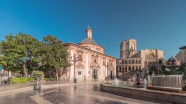 Valencias Plaza de la Virgen 'in zaman çizelgesini gösteren panorama, mavi gökyüzü altında Turia Fountain, Cathedral ve Virgen de la Virgen de los Desamparados' u sergiliyor.