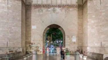 Serrans Towers Torres de Serranos 'un Valencia, İspanya' daki kemer girişi. Şehrin antik duvarlarından gelen büyük bir ortaçağ kapısı. Sokakta yürüyen insanlar tarihi yerlerin yakınındalar.