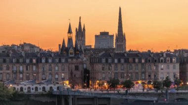 Günbatımından sonra Saint Michel Katedrali kuleleri ve Garonne Nehri 'nin yer aldığı Bordeaux şehrinin panoramik manzarası günden geceye geçiş zamanı. Tarihsel mimari, Fransa 'da aydınlatılmış simgeler