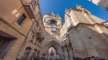 Porte Saint Eloi Timelapse hiperlapse (ayrıca Grosse Cloche olarak da bilinir), Fransa 'nın Bordeaux şehrinde bulunan bir ortaçağ gotik geçididir. Şehir tarihinin büyük bir çanı ve saati olan bir sembolü. Mavi gökyüzü güzelliğini arttırır