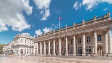 Büyük Bordeaux Tiyatrosu Fransa 'da zaman atlaması, Opera Ulusal ve Bale Ulusal' a ev sahipliği yapıyor. Sütunları olan neoklasik bir mimari mücevher. Mavi bulutlu gökyüzünün altında yürüyen insanlar