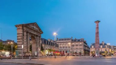 Place de la Victoire 'da Porte dAquitaine kemeri ve dikilitaş Bordeaux, Fransa' da gece gündüz geçiş süreleri aşırı hızlanıyor. Tramvay hatları, kafeleri ve çevresini çevreleyen canlı Bordeaux 'nun tarihi simgesi.