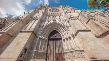 Saint-Andre de Bordeaux Katedrali 'nin zaman çizelgesi. Canlı mavi bulutlu gökyüzünün altında ikiz kuleler var. Girişle ilgili perspektife bakmak sakin bir şehir atmosferi yaratır. Bordeaux, Fransa