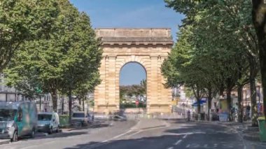 Porte de Bourgogne zaman dilimi, Fransa Bordeaux 'daki tarihi ortaçağ kapısı. Klasik mimari, ağaçlı sokaklar ve yoğun trafik ile çevrili, zafer kemeri olan ikonik bir yer.