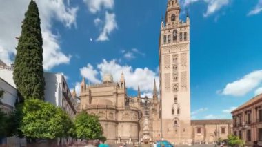 Seville Katedrali ve Giralda Kulesi Sevilla, İspanya 'da zaman atlaması. Dünyanın en büyük gotik katedrali olan UNESCO miras alanı Virgen de los Reyes Meydanı 'nda mavi gökyüzünün altında yer almaktadır.