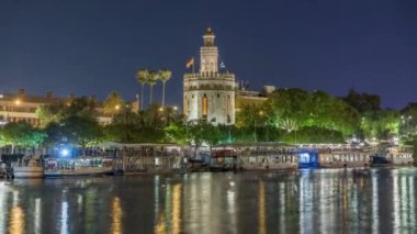 Torre del Oro zaman atlaması, Sevilla, İspanya 'da bir askeri gözetleme kulesi. Guadalquivir Nehri erişimini kontrol etmek için Almohads tarafından inşa edildi. Geceleyin yansımaları olan tarihi bir yer..