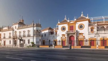 Plaza de Toros de la Real Maestranza de Caballeria de Sevilla zaman atlaması. Trafik ön cephenin önünden geçiyor. İspanya 'nın Sevilla şehrinde boğa güreşi festivalleriyle tanınan tarihi boğa güreşi..