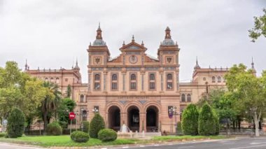 İspanya, Seville 'deki 2. Askeri Bölgenin Kaptanlığı cephesi. Endülüs 'teki Kara Kuvvetleri Karargahı. Trafik, bulutlu gökyüzü ve yeşil ağaçlarla hızlandırılmış zaman aşımı.