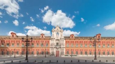 San Telmo Sarayı Seville, İspanya 'da zaman atlaması. Eskiden navigatörler için üniversite, şimdi ise Endülüs Hükümeti 'nin merkezi. Süslü görünüşlü ve zengin tarihli Barok mimarisi