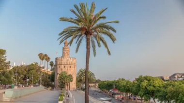 Torre del Oro zaman atlaması, Sevilla, İspanya 'da bir askeri gözetleme kulesi. Guadalquivir Nehri erişimini kontrol etmek için Almohads tarafından inşa edildi. Günbatımından önce tarihi dönüm noktası