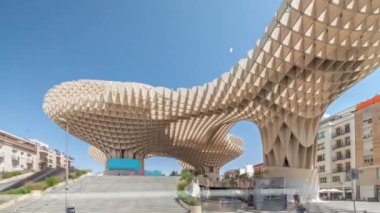 Encarnacion Meydanı 'ndaki Metropol Şemsiyesi zaman atlaması, panoramik yürüyüş yolu ve bir arkeoloji müzesi olan fütürist ahşap yapı. Mavi gökyüzü, merdivenler, trafik ve şehir manzarası Sevilla, İspanya