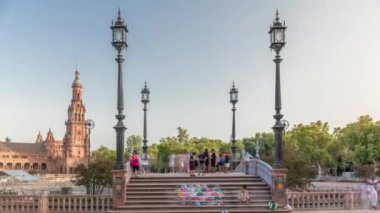 Seville Timelapse hiperlapse 'deki Plaza de Espana, Ibero-American Exposition için inşa edilen Maria Luisa Park' taki büyük bir mimari kompleks. Turistler, kanal ve klasik sokak lambalarıyla köprü