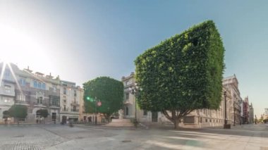 Panorama Avda 'yı gösteriyor. De la Constitucion, Seville, İspanya 'nın Casco Antiguo bölgesindeki ana cadde. Edificio de la Adriatica ile zaman atlaması, tarihi binalar ve geçen tramvaylar