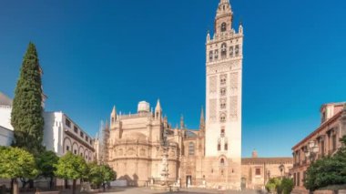 Seville Katedrali ve Giralda Kulesi 'nin Sevilla, İspanya' daki aşırı hızını gösteren panorama. Dünyanın en büyük gotik katedrali Virgen de los Reyes meydanında, mavi gökyüzünün altında.