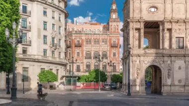 Central de Telefonica 'nın sabah programı ve Sevilla, San Francisco Plaza' daki belediye binası. Casa Consistorial, Plateresque mimarisinin mavi bulutlu gökyüzünün altında tramvayı olan başyapıtı.