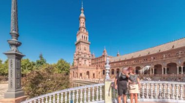 Panorama, Seville Timelapse 'de Plaza de Espana' yı gösteriyor. Maria Luisa Park 'ta Ibero-American Exposition için inşa edilmiş büyük bir mimari kompleks. Mavi gökyüzünün altında köprüler, kanallar ve klasik sokak lambaları