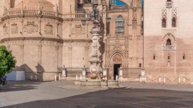 Plaza de Virgen de los Reyes şehir meydanındaki Seville Katedrali girişi ve Fuente Farola çeşmesi. Şehir merkezinde tarihi mimarisi olan bir yer. Sevilla, Endülüs, İspanya.