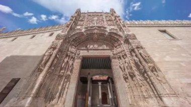 Valladolid 'deki Colegio de San Gregorio, Ulusal Heykel Müzesi' nin tarihi ve mavi gökyüzünde geçen bulutlar. Bakış açısına bakıyorum. Kastilya ve Leon, İspanya