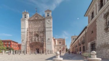 Panorama, tarihi San Pablo Kilisesi 'nin Valladolid zaman çizelgesini gösteriyor. Karmaşık cephesini, gül penceresini, giriş kapısını ve ikiz kulelerini gösteriyor. İspanya 'nın Castilla y Leon kentindeki eski bir Dominik manastırı..