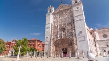 Valladolid Zaman Çizelgesi 'ndeki tarihi San Pablo Kilisesi karmaşık cephesini, gül penceresini, giriş kapısını ve ikiz kulelerini gözler önüne seriyor. İspanya 'nın Castilla y Leon kentindeki eski bir Dominik manastırı..