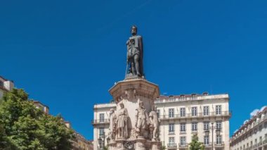 Camoes Anıtı, Luis de Camoes Meydanı 'nda Chiado Mahallesi' nde, zaman kavramının aşırı hızlanması. Ulusal şairin uzun bronz bir heykelini içerir. Tarihi binalarla dolu bir yürüyüş alanı. Lizbon, Portekiz