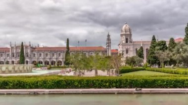 Empire Square hiperlapse Praca do Imperio in Portuguese, şehir meydanı ve Belem bölgesindeki Jeronimos Manastırı 'nın bitişiğindeki park. Göletli ve çeşmeli yeşil bahçe. Lizbon, Portekiz